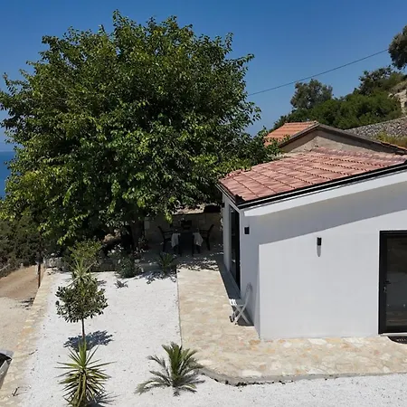 Sebi's With Sea View בקתה