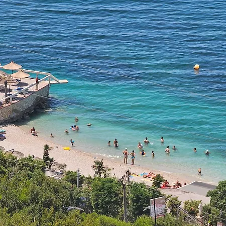 Sebi's With Sea View בקתה