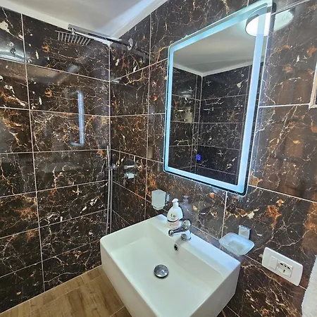 Sebi's With Sea View בקתה