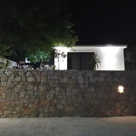 Sebi's With Sea View בקתה