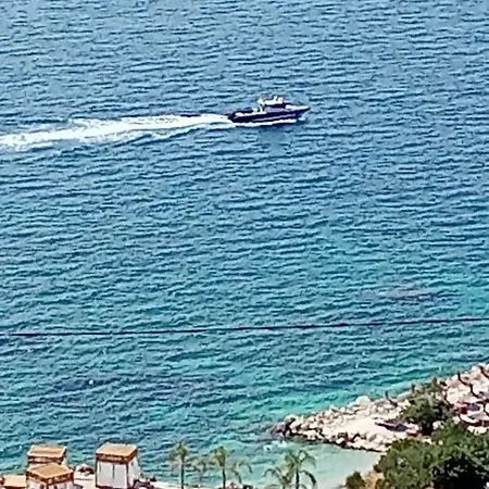 Sebi's With Sea View בקתה *